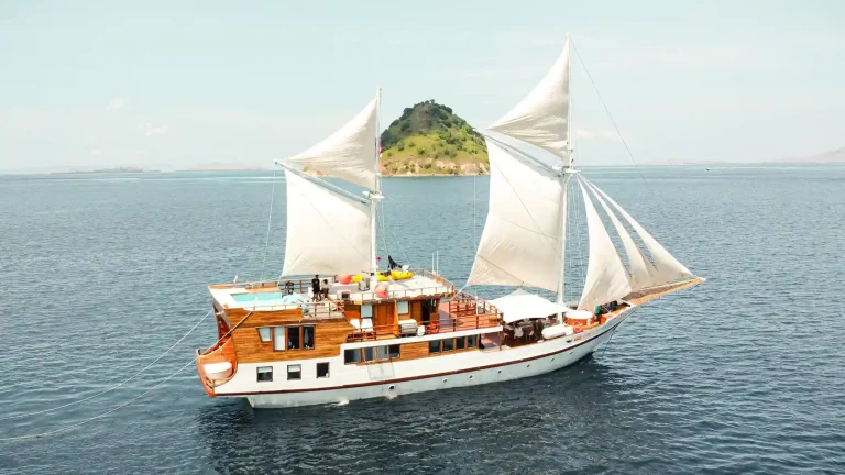 Lady Grace Yacht Cruise Phinis by KomodoLuxury