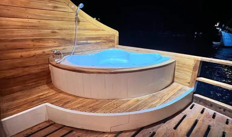 Lady-grace-Suite-Ocean-View-Cabin jacuzzi