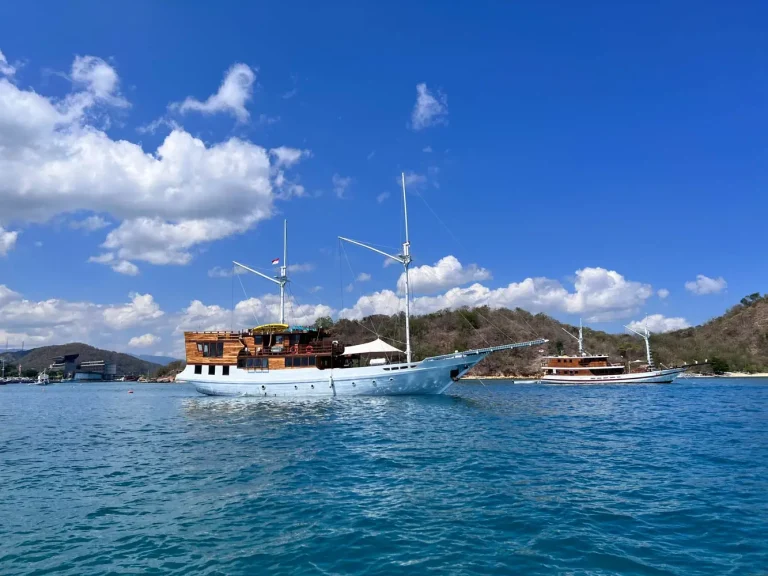 Lady Grace Yacht Cruise Phinis by KomodoLuxury