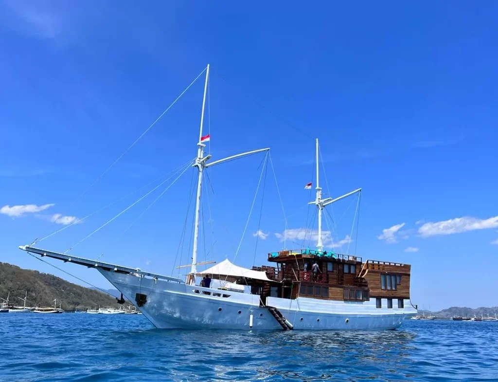 Lady Grace Yacht Cruise Phinis by KomodoLuxury