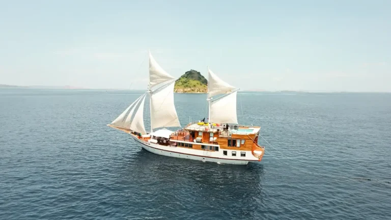 Lady Grace, a 34-metre traditional phinisi liveaboard, photographed at sea in Komodo National Park
